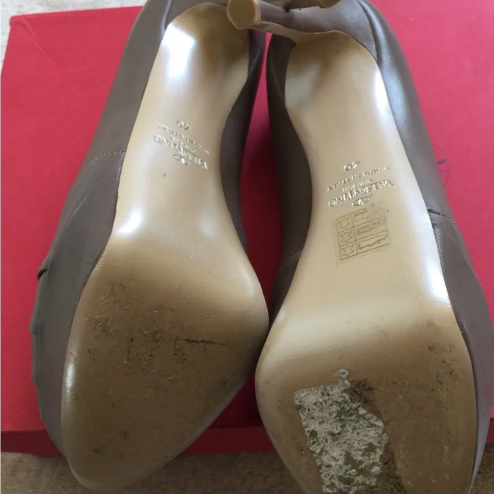 Valentino pumps in a European size 40. Used with some wear. No returns accepted.